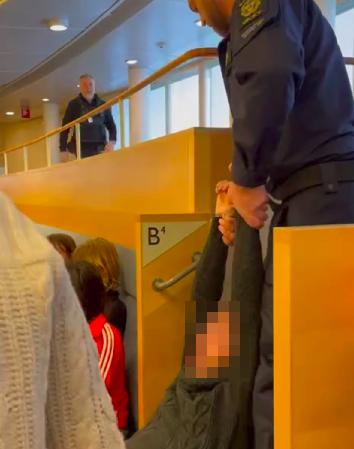 Nackakommun's tweet photo. Rapport: "Demonstration under debatt i Riksdagen"

https://t.co/nfRzJiW852 https://t.co/CV8u1HYXTT