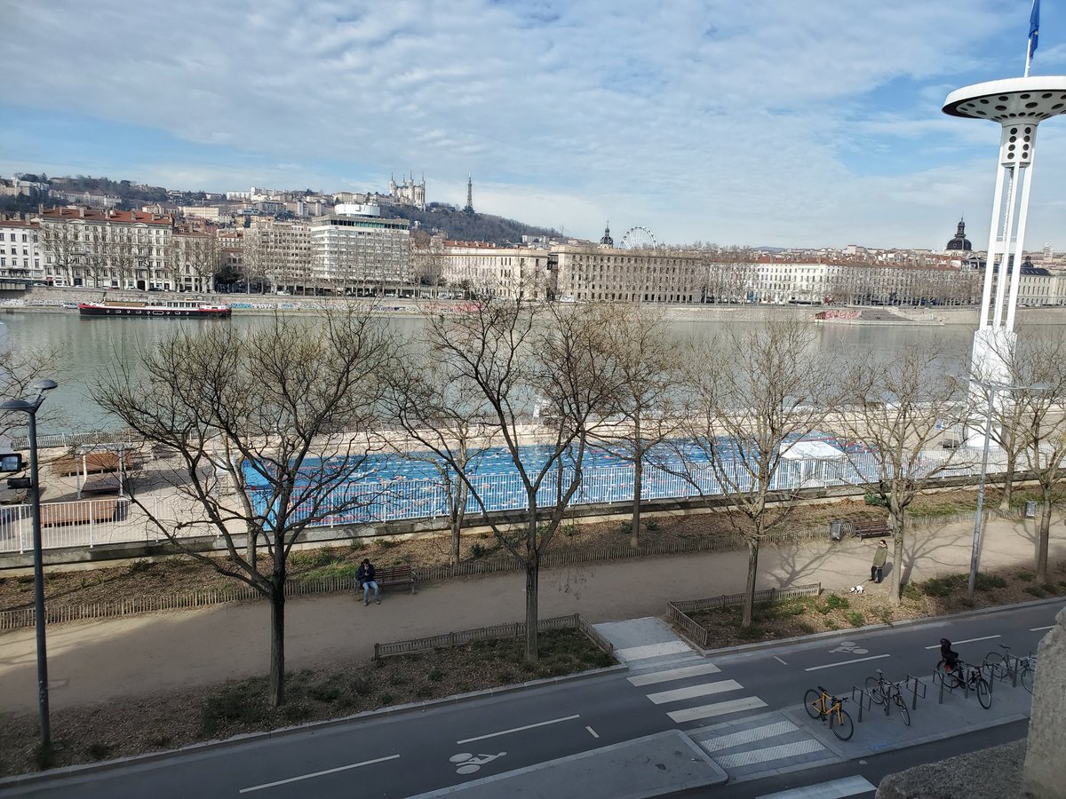 Passionnant colloque sur les drones aujourd'hui à Lyon chez les collègues de l' <a href="/IESD_Lyon3/">Institut d'Études de Stratégie et de Défense</a>, avec des échanges nourris et une salle très affûtée.  
Ces gens-là savent recevoir, en plus. Merci pour l'invitation <a href="/ThibaultFouill1/">Thibault Fouillet</a> !