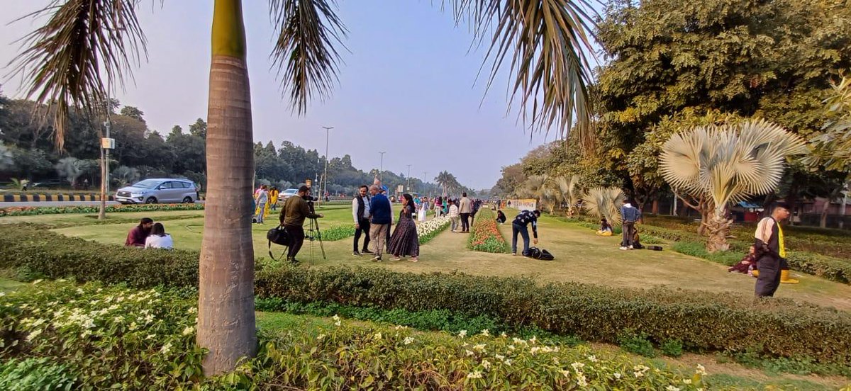 tweetndmc's tweet photo. NDMC’s Tulip Festival is attracting citizens even during a weekday to witness blooming tulips . 

Let’s  be a part of it and see how lawns of Shantinath smile with the blooming tulips.  

#NDMCTulipFestival https://t.co/WuzEJ980vH