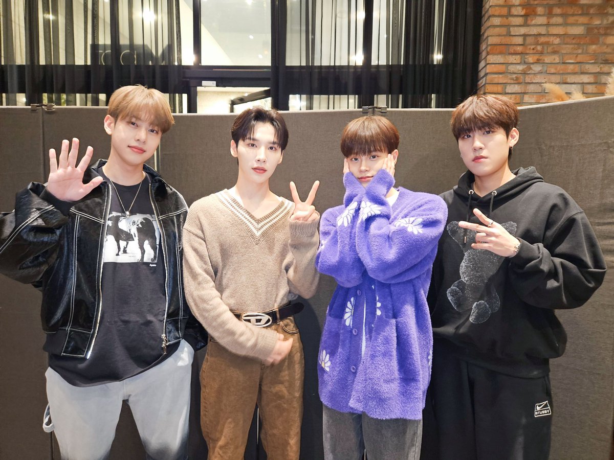 AB6IX's tweet photo. [📷]
240214 팬사인회
발렌타인데이에 함께한 예삐들🍫💗
오늘도 즐거운 시간 보낼 수 있었어요🤝
좋은 밤 되세요🌕✨

#AB6IX #에이비식스
#THE_FUTURE_IS_OURS #FOUND
#GRAB_ME https://t.co/VQP2COi5G2