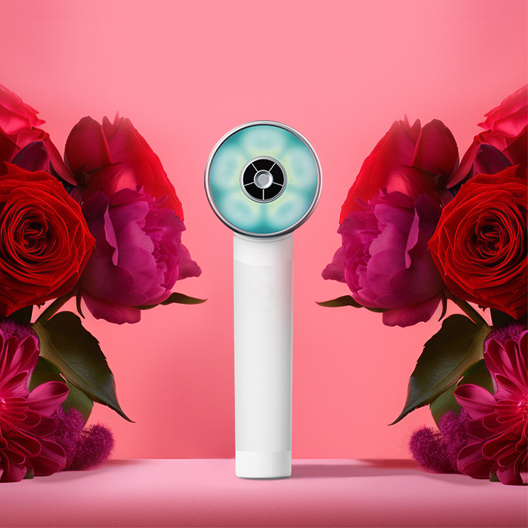 ZuviLife's tweet photo. Impress your loved one with the ultimate haircare experience, and let the love ripple through.

#ZuviHalo #MyZuvi #ZuviLife #SwitchOnTheLove #LightCare #BeautyTech #ValentineDayGift #HairCare https://t.co/BUsmy1VvFQ