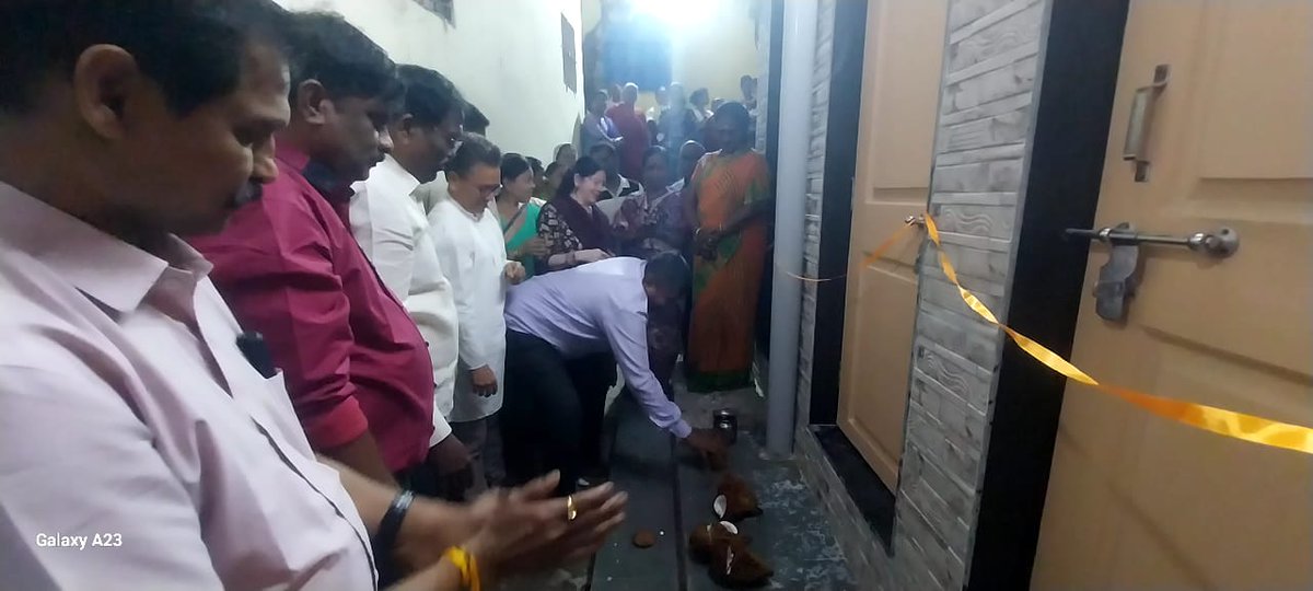 mksevalaya's tweet photo. 13 फेब्रुवारी 2024 रोजी भगत राम चाळ, गावदेवी टेकडी, वॉर्ड क्रमांक ११३, भांडुप येथे खासदार मनोज कोटक यांच्या सौजन्याने बांधण्यात आलेल्या शौचालयाचे लोकार्पण करण्यात आले.

याप्रसंगी प्रविण दहीतूले, प्रसाद गावडे, विजय घोसाळकर, दिपक नामदास, रजनी नायर, वैशाली सरवणकर....१/२ https://t.co/WEJYH290En