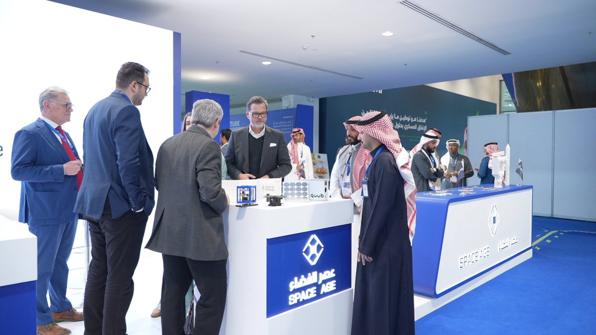 SpaceAge_sa's tweet photo. تشرفنا باستضافة نائب المحافظ المكلف لقطاع الفضاء، السيد فرانك سالزجيبر في جناح شركة عصر الفضاء في معرض الدفاع العالمي ٢٠٢٤م في الرياض. تجاربه ودعمه يدفعاننا قدمًا في مهمتنا لدفع حدود تكنولوجيا الفضاء
#WDS2024 #EquippedForTomorrow #SpaceAge
#للغد_نستعد
@WDS_KSA 
@CST_KSA https://t.co/8oeROfhkZ8