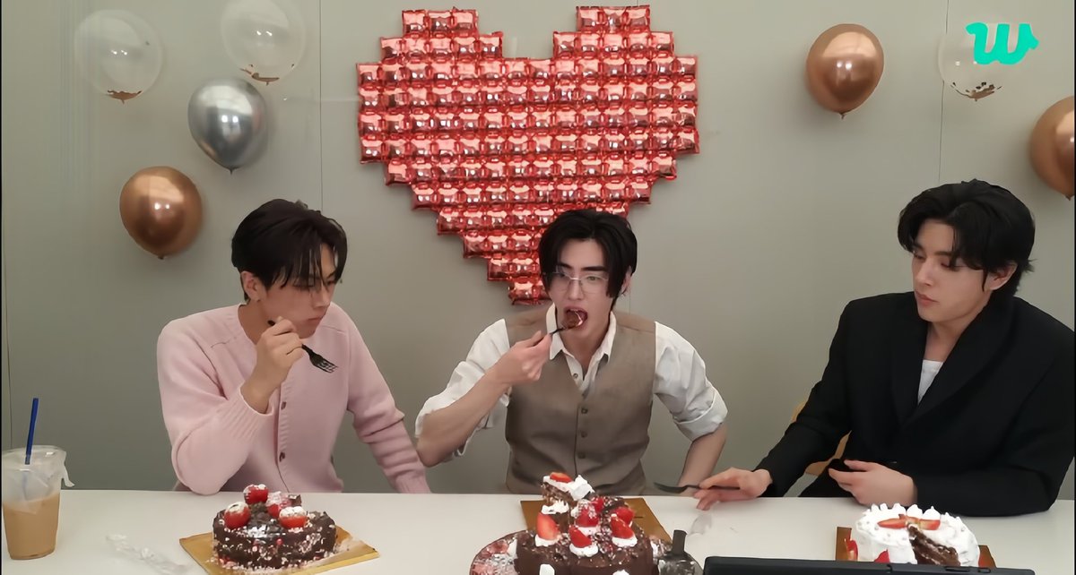 bermas_louise's tweet photo. I can hear "nomnomnomnomnom🎶🎶"
#ValentinesDay #O2z #ENHYPEN_JAY #ENHYPEN_SUNGHOON #ENHYPEN_JAKE https://t.co/87qkjHnHOU