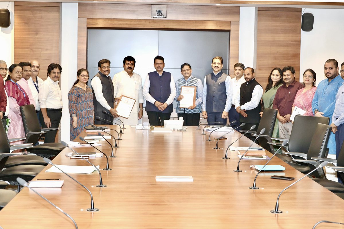Dev_Fadnavis's tweet photo. Maharashtra Govt signs 2 MoUs with Tata Motors ! 

🕞 3.30pm | 14-2-2024 📍 Mumbai | दु. ३.३०. वा. | १४-२-२०२४ 📍 मुंबई.

Witnessed Signing of MoUs between:
🌳 Tata Motors and Palghar District | टाटा मोटर्स आणि पालघर जिल्हा 
💧 Tata Motors and Soil and Water Conservation Department | टाटा मोटर्स आणि मृद व जलसंधारण विभाग 

@TataMotors @collectorpal 
#Maharashtra #Mumbai #TataMotors #Farmers #WaterConservation