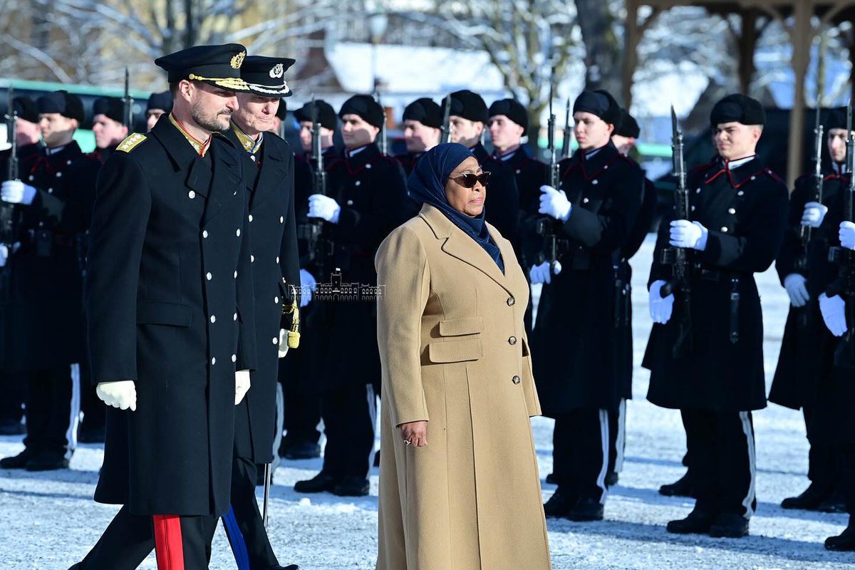 Rais wa Jamhuri ya Muungano wa Tanzania Mhe. Samia Suluhu Hassan akikagua Gwaride la Heshima kabla ya kuweka shada la maua katika Mnara wa Kumbukumbu wa Taifa, Oslo nchini Norway tarehe 13 Februari, 2024.