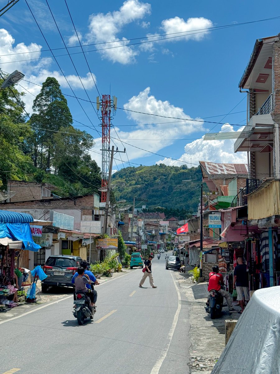 aazmeeriskndr's tweet photo. Day 3

View di Samosir/Danau Toba.

Sebelum terjadi danau, Gunung Toba pernah meletup 74,000 tahun dulu dan menyebabkan 1000 tahun musim sejuk. Dan hampir keseluruhan manusia pada zaman itu pupus 🤯 https://t.co/eNIFdw2Qw0