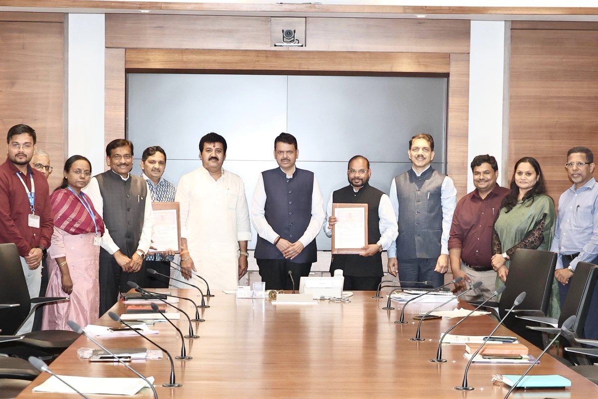 Dev_Fadnavis's tweet photo. Maharashtra Govt signs 2 MoUs with Tata Motors ! 

🕞 3.30pm | 14-2-2024 📍 Mumbai | दु. ३.३०. वा. | १४-२-२०२४ 📍 मुंबई.

Witnessed Signing of MoUs between:
🌳 Tata Motors and Palghar District | टाटा मोटर्स आणि पालघर जिल्हा 
💧 Tata Motors and Soil and Water Conservation Department | टाटा मोटर्स आणि मृद व जलसंधारण विभाग 

@TataMotors @collectorpal 
#Maharashtra #Mumbai #TataMotors #Farmers #WaterConservation