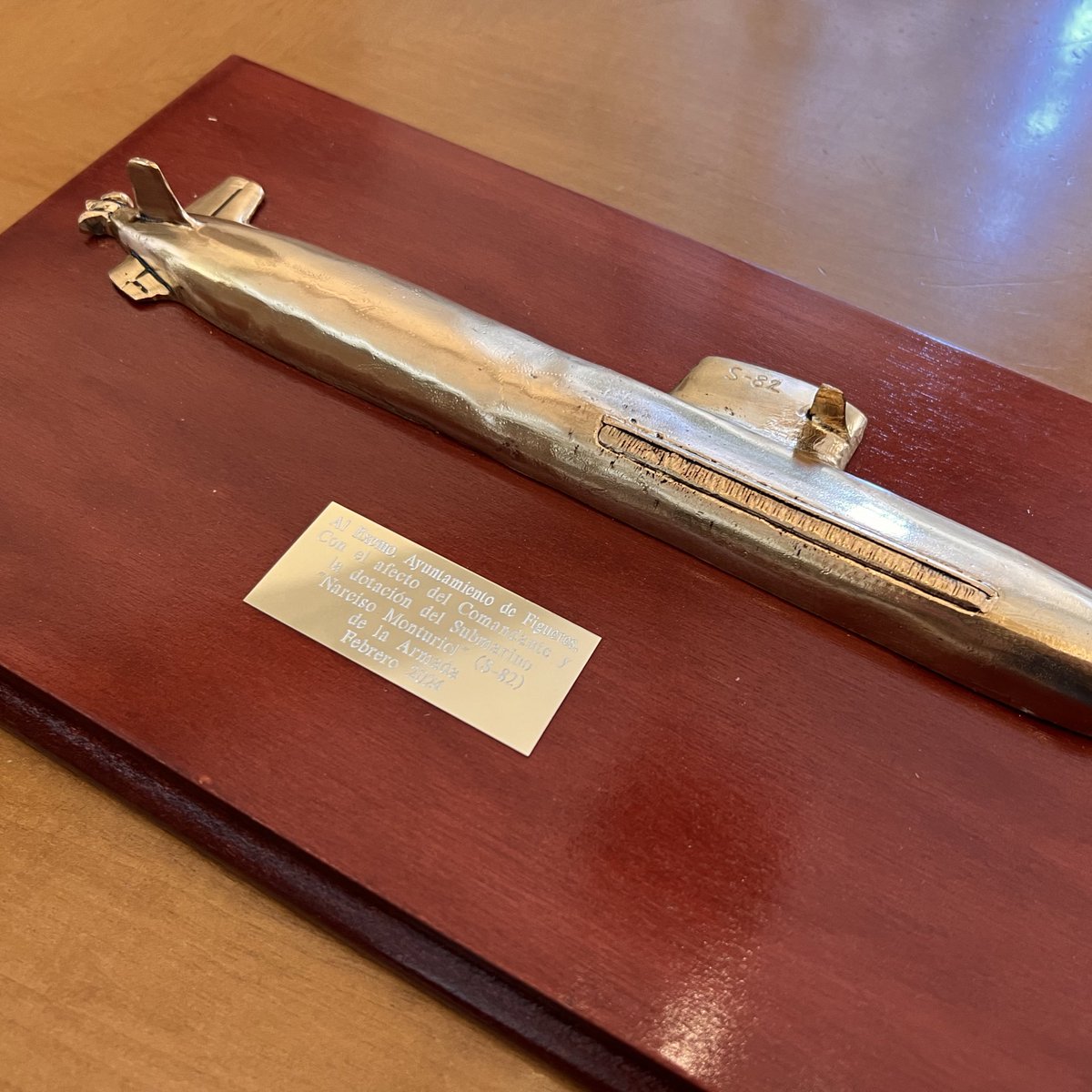 ajfigueres's tweet photo. L’alcalde @jordimasquef ha rebut una delegació de la @Armada_esp per presentar el submarí (S-82), que portarà el nom del figuerenc il·lustre i inventor del submarí, Narcís Monturiol.

La botadura de la nau serà l’any que ve i avui han fet entrega de la primera metopa.

#Figueres https://t.co/lu9z6mYvGr