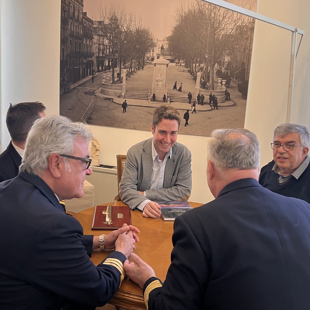 ajfigueres's tweet photo. L’alcalde @jordimasquef ha rebut una delegació de la @Armada_esp per presentar el submarí (S-82), que portarà el nom del figuerenc il·lustre i inventor del submarí, Narcís Monturiol.

La botadura de la nau serà l’any que ve i avui han fet entrega de la primera metopa.

#Figueres https://t.co/lu9z6mYvGr