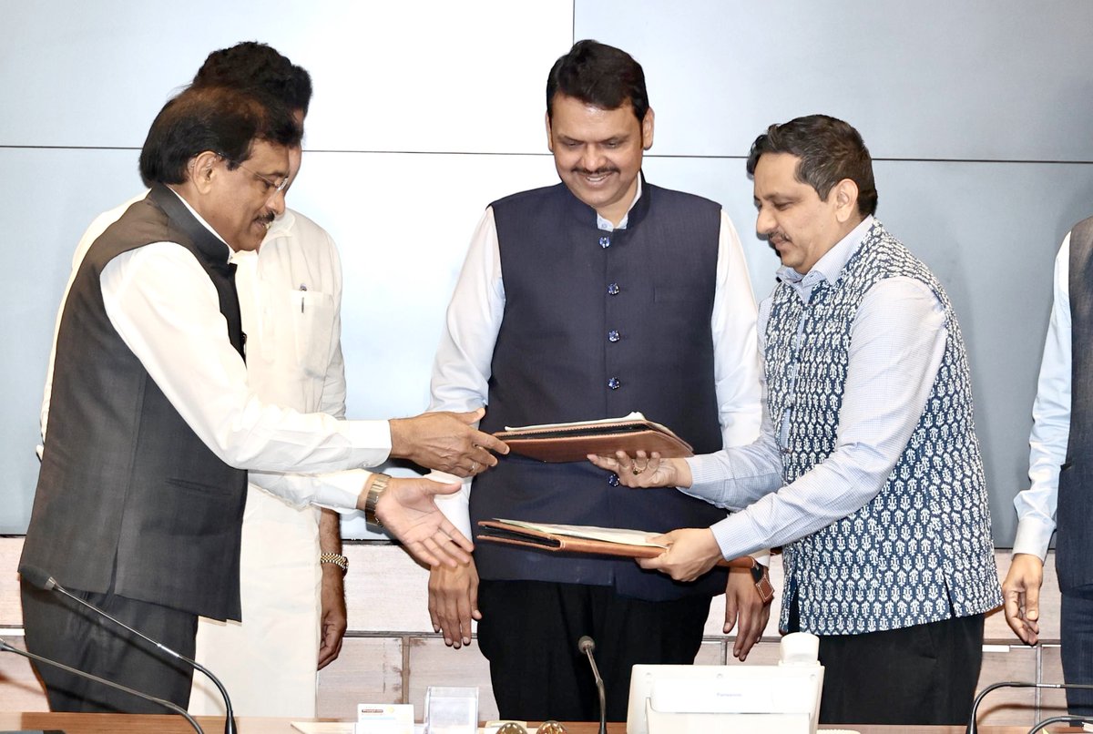 Dev_Fadnavis's tweet photo. Maharashtra Govt signs 2 MoUs with Tata Motors ! 

🕞 3.30pm | 14-2-2024 📍 Mumbai | दु. ३.३०. वा. | १४-२-२०२४ 📍 मुंबई.

Witnessed Signing of MoUs between:
🌳 Tata Motors and Palghar District | टाटा मोटर्स आणि पालघर जिल्हा 
💧 Tata Motors and Soil and Water Conservation Department | टाटा मोटर्स आणि मृद व जलसंधारण विभाग 

@TataMotors @collectorpal 
#Maharashtra #Mumbai #TataMotors #Farmers #WaterConservation