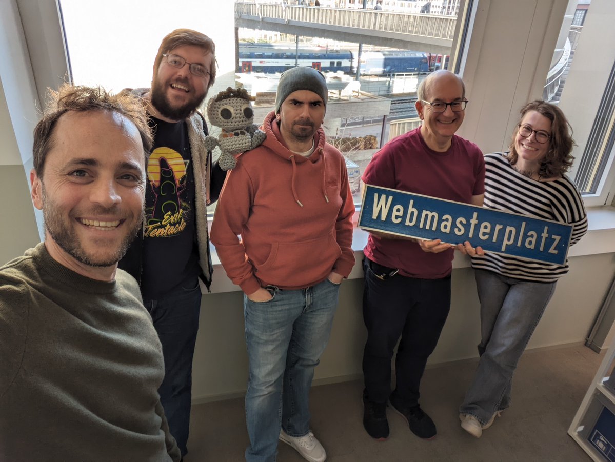 Google Search Central team all together in Zurich (in photo @danielwaisberg @g33konaut @methode @JohnMu @okaylizzi ) seroundtable.com/photos/google-…