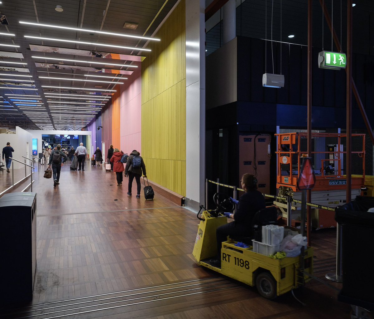 Et af DK's største kunstværker opsættes nu i Københavns Lufthavn. Maleriet skal camouflere en stor ombygning af terminalen, der står på de næste par år. Vi glæder os til at præsentere: 'Something in the way you move' af Ruth Campau 🎨 @CreatorProjects #zesoarchitects #ruthcampau