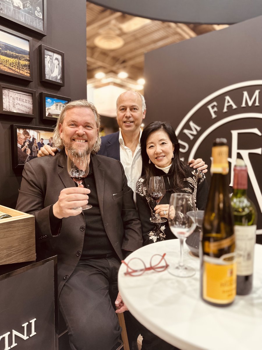 Great moment at #WineParis #Vinexpo with Jeannie Cho Lee MW and Andreas Larsson and a glass of the amazing 'Hommage à Jacques Perrin' 2009 by Chateau de Beaucastel #wine