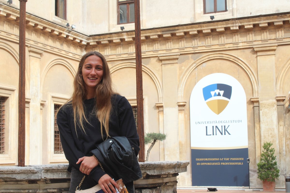 #ChmpionsLink 🏅 Complimenti alla nostra studentessa Simona Quadarella per aver conquistato l'oro nei 1500 stile libero ai Mondiali di nuoto. We're proud of you! 💙