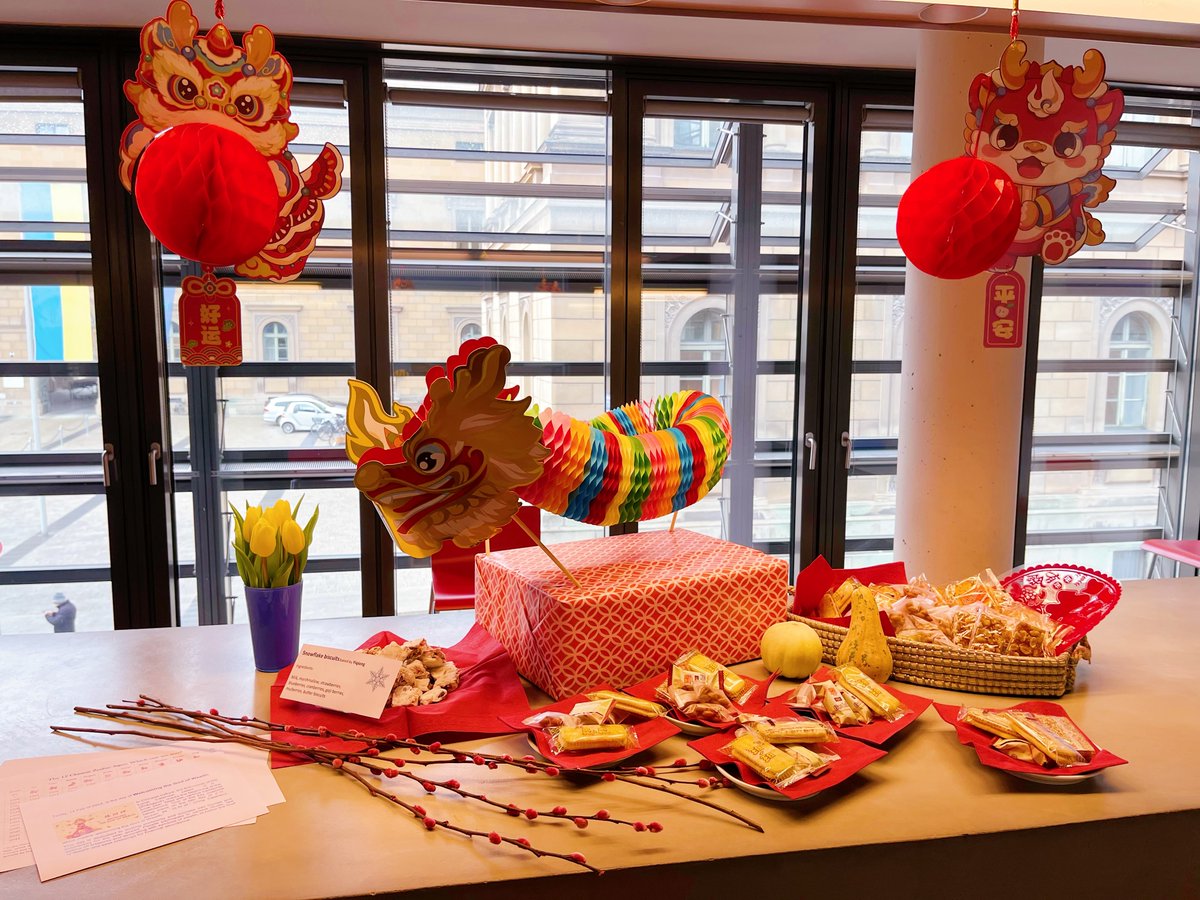 Happy Chinese/Lunar New Year!✨ And thanks a lot to our Chinese colleagues and friends for this nice installation at our Institute's meeting place! What a surprise! 🐲🥠🍪🧧🍬🌸 #EconTwitter #LawTwitter #ChineseNewYear #LunarNewYear @maxplanckpress @GRURInt