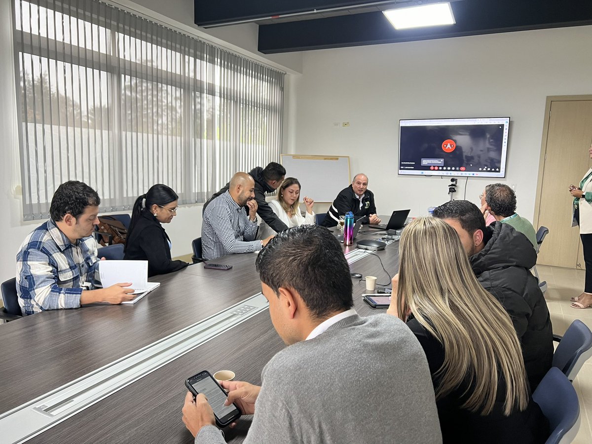 CEOCorporacion's tweet photo. #AEstaHora conversamos con los alcaldes y secretarios de educación de @ElCarmenV @mmarinilla @LaCejadelTambo @elretiroant  @AlcaldiaGuarne sobre el lanzamiento del club de robótica gracias al apoyo de @Devimed. Queremos seguir inspirando a los jóvenes en el desarrollo tecnológico https://t.co/x4iIWsvHq4