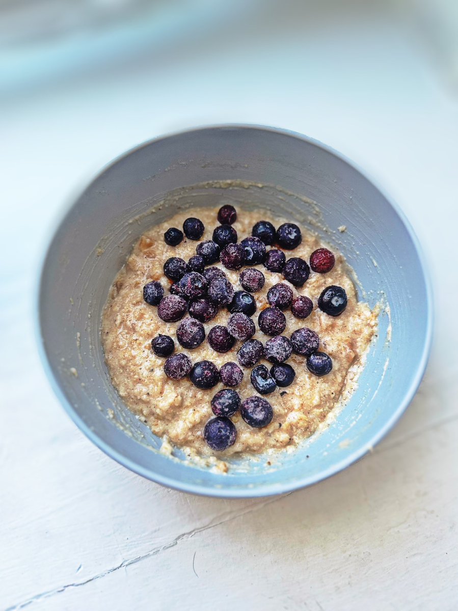 Tinklee_'s tweet image. Todays brekky (288 cals)
One pouch apples &amp;amp; cinnamon instant oatmeal (43g)
One scoop cookies &amp;amp; cream whey protein
0.5 cup blueberries (74g)

Macros:
19 P
46 C
4 F

Would you like to see more posts like this?

#whatieat #calories #food #breakfast #cutting