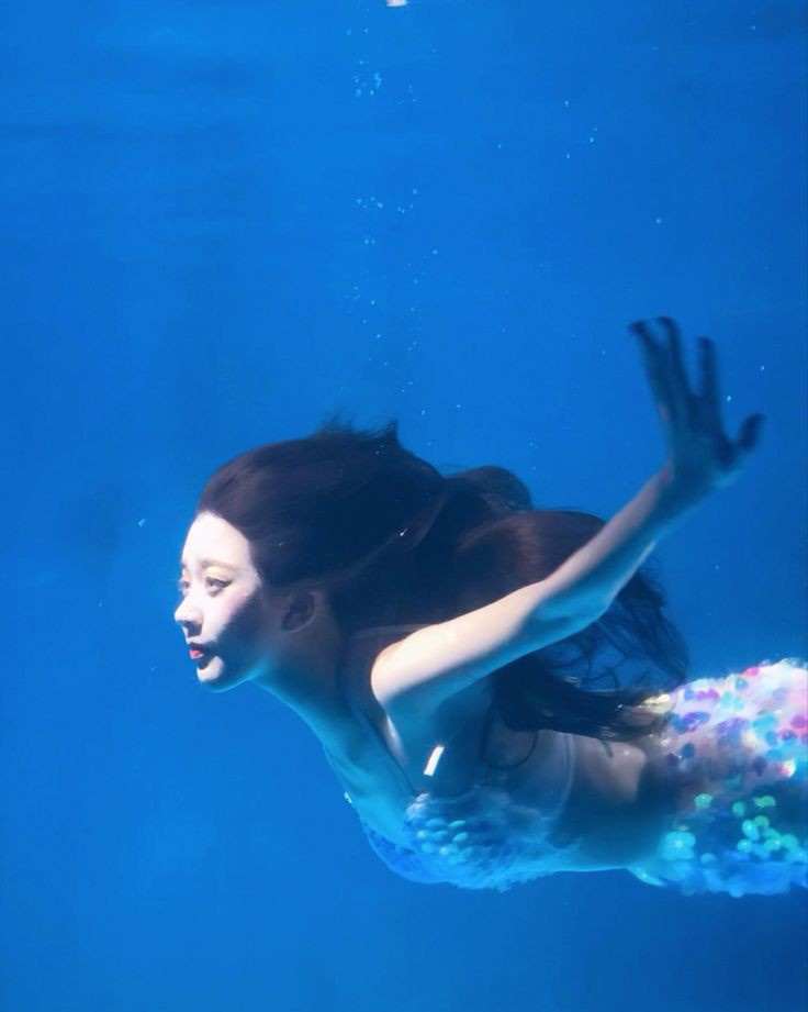 — Hoje está sendo o meu primeiro dia no Aquarium Cinéaqua como sereia, estou muito feliz por ter tido esse contato maior com a água, não consigo colocar em palavras tudo que estou sentindo.