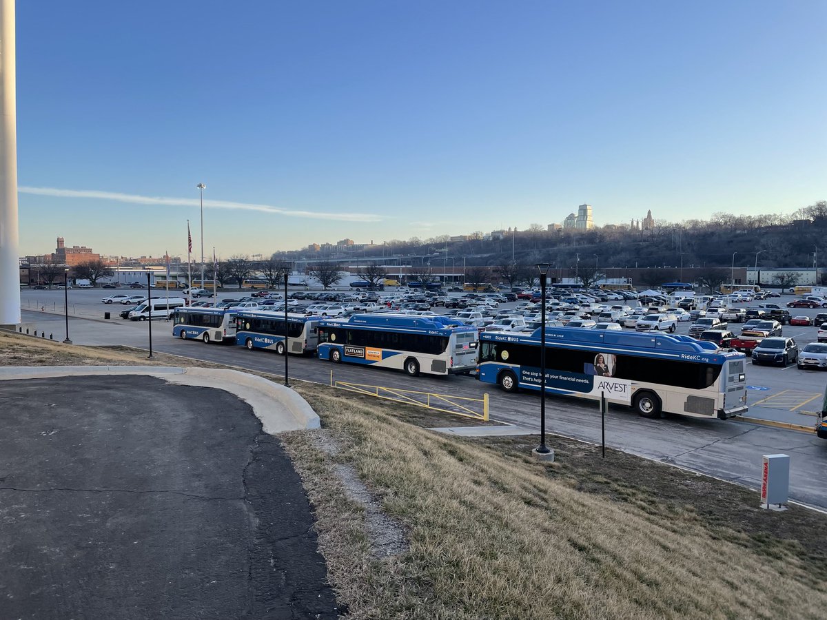 jarroldrc's tweet photo. Lots of buses loading at HyVee as the sun comes up on the parade shuttles! https://t.co/y0kxyxnzdZ