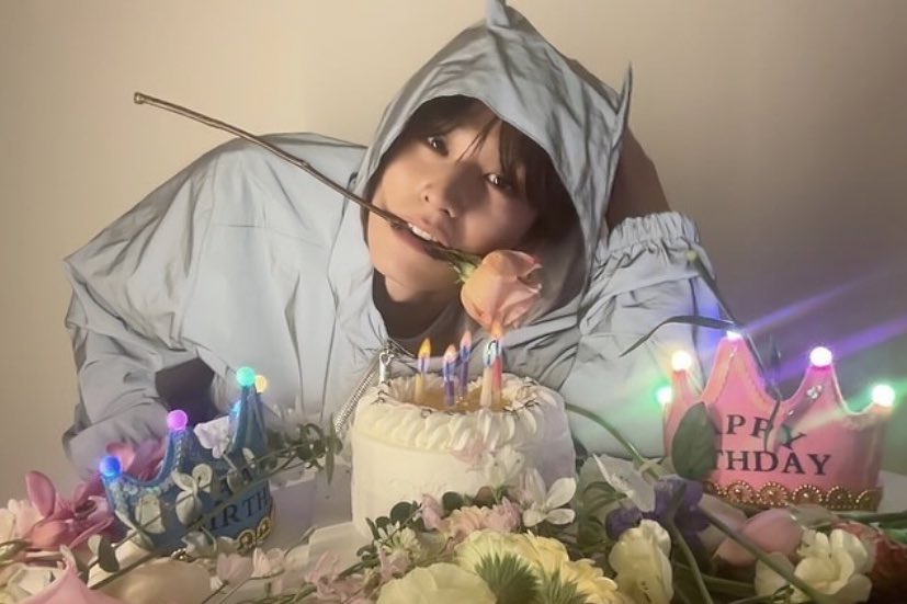 kimsunwoorld's tweet image. flowers from lee juyeon