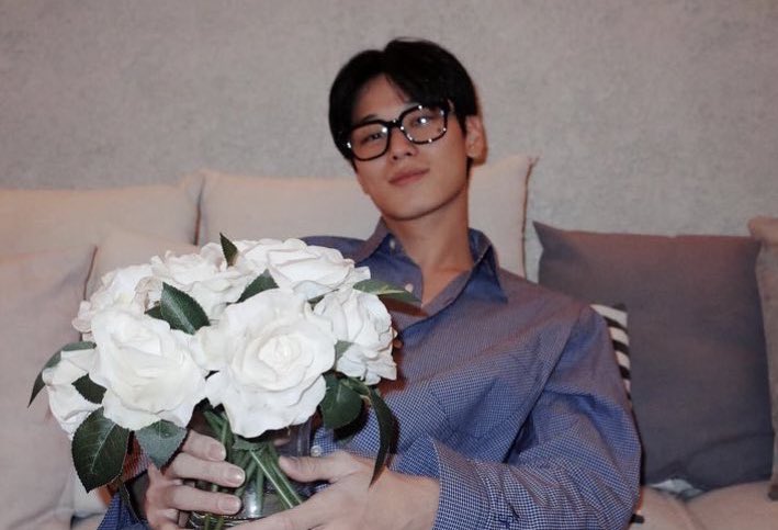 kimsunwoorld's tweet image. flowers from lee juyeon