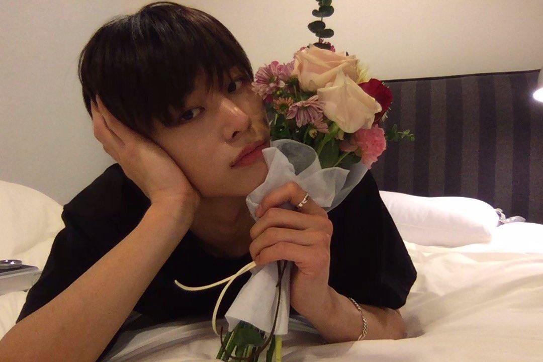 kimsunwoorld's tweet image. flowers from lee juyeon