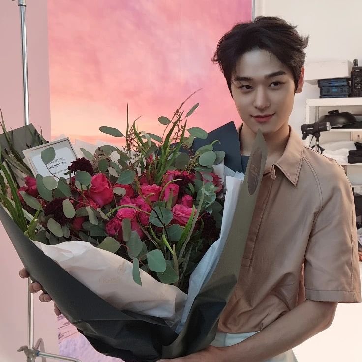 kimsunwoorld's tweet image. flowers from lee juyeon