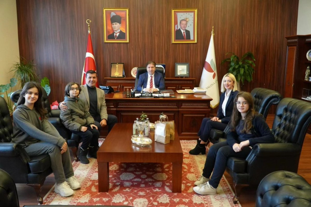 universityalova's tweet photo. KAMPÜSÜMÜZE YENİ KEDİ EVLERİ 

Yalova Güçlü Koleji Kurumsal İletişim Müdürü  ve Lise Müdür Yardımcısı gönüllü öğrencileri Rektörümüz Prof. Dr. Mehmet Bahçekapılı'yı makamında ziyaret ederek Sevimli Dostlar Projesi kapsamında yapılan kedi evlerini teslim etti. https://t.co/Kt2mzw5MUz