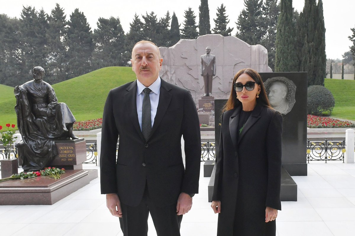 Following his swearing-in ceremony, President of the Republic of Azerbaijan Ilham Aliyev and First Lady Mehriban Aliyeva have visited the Alley of Honors to pay tribute to architect and founder of the modern and independent Azerbaijani state, National Leader Heydar Aliyev.