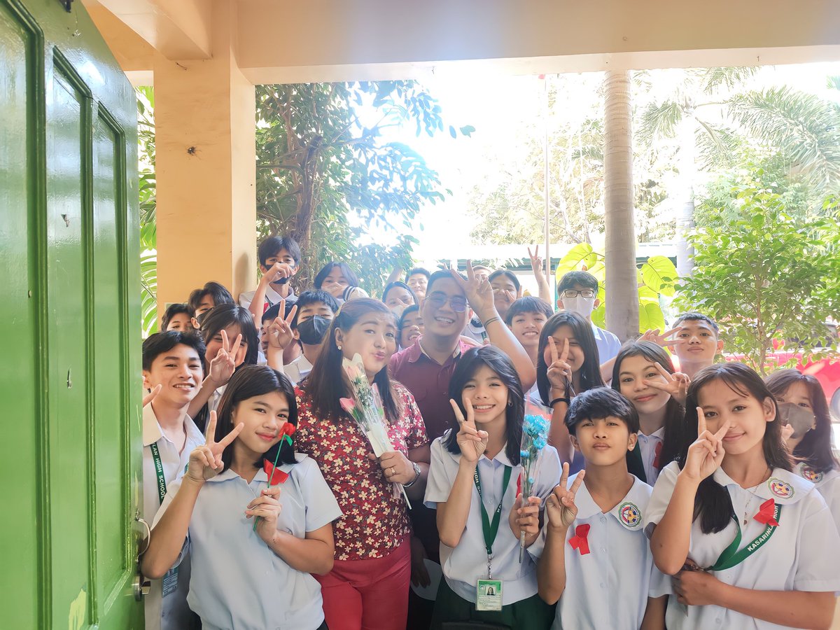 pobletedukado30's tweet photo. Spent a heartwarming Valentine's Day serenading the principal, head teachers, teachers, and our wonderful students with love songs. Grateful for their company as an adviser this Valentine's Day. Love and laughter filled the air. https://t.co/NOmXRhgf4b