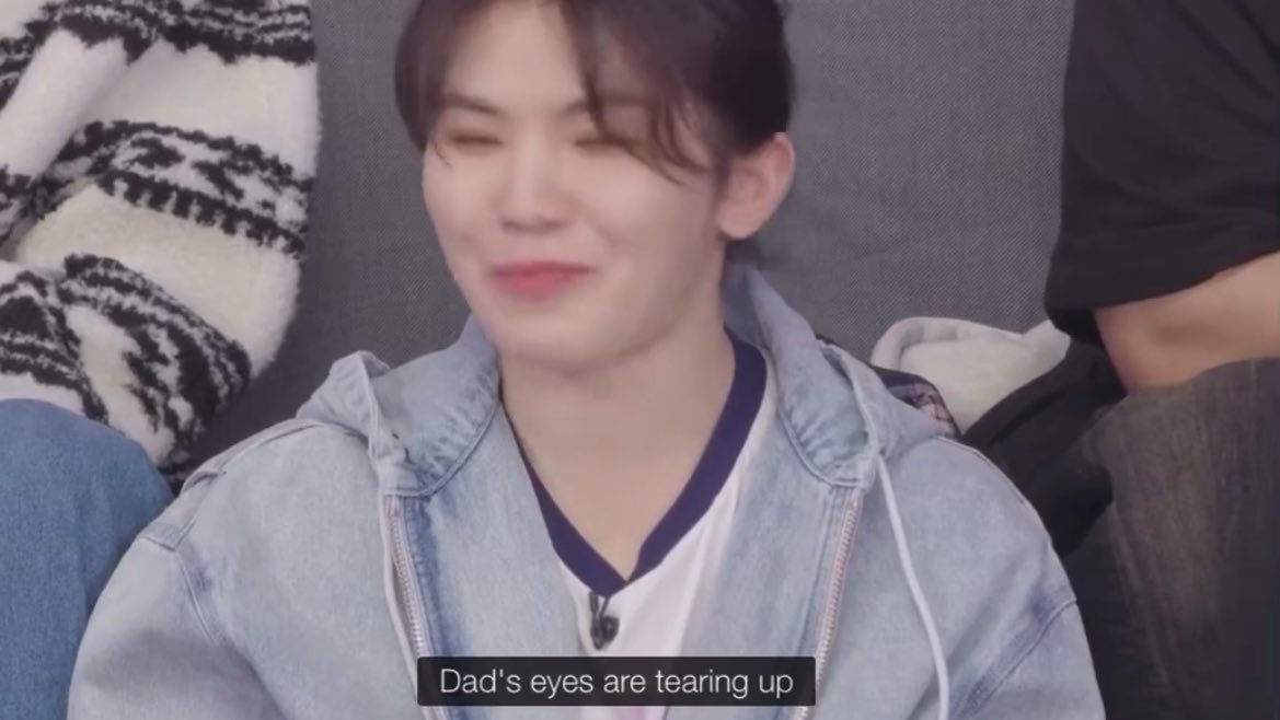 svthamster's tweet photo. 🍚 : “my daughters, you’re already off to elementary school. dad’s eyes are tearing up.."

NOT WOOZI REFERRING CARATS AS HIS DAUGHTER..😭 https://t.co/WiyffhXXbg