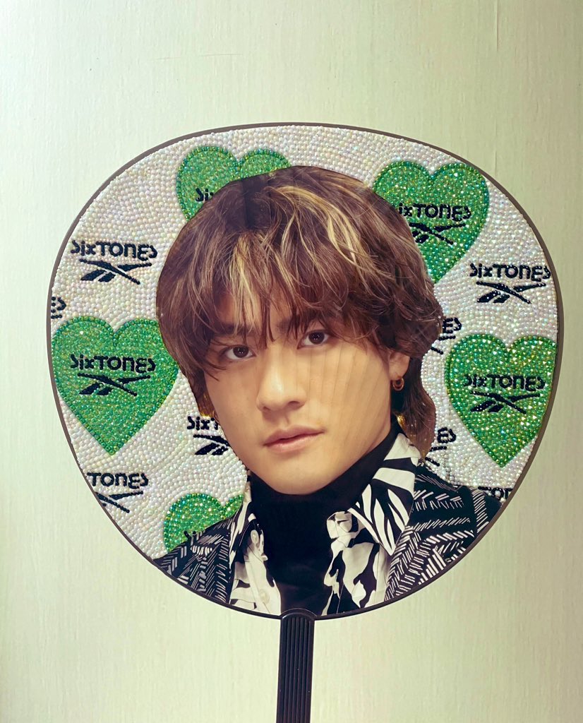 人生初のデコうちわやってみたんだけど 持ち前の不器用さとガサツさを