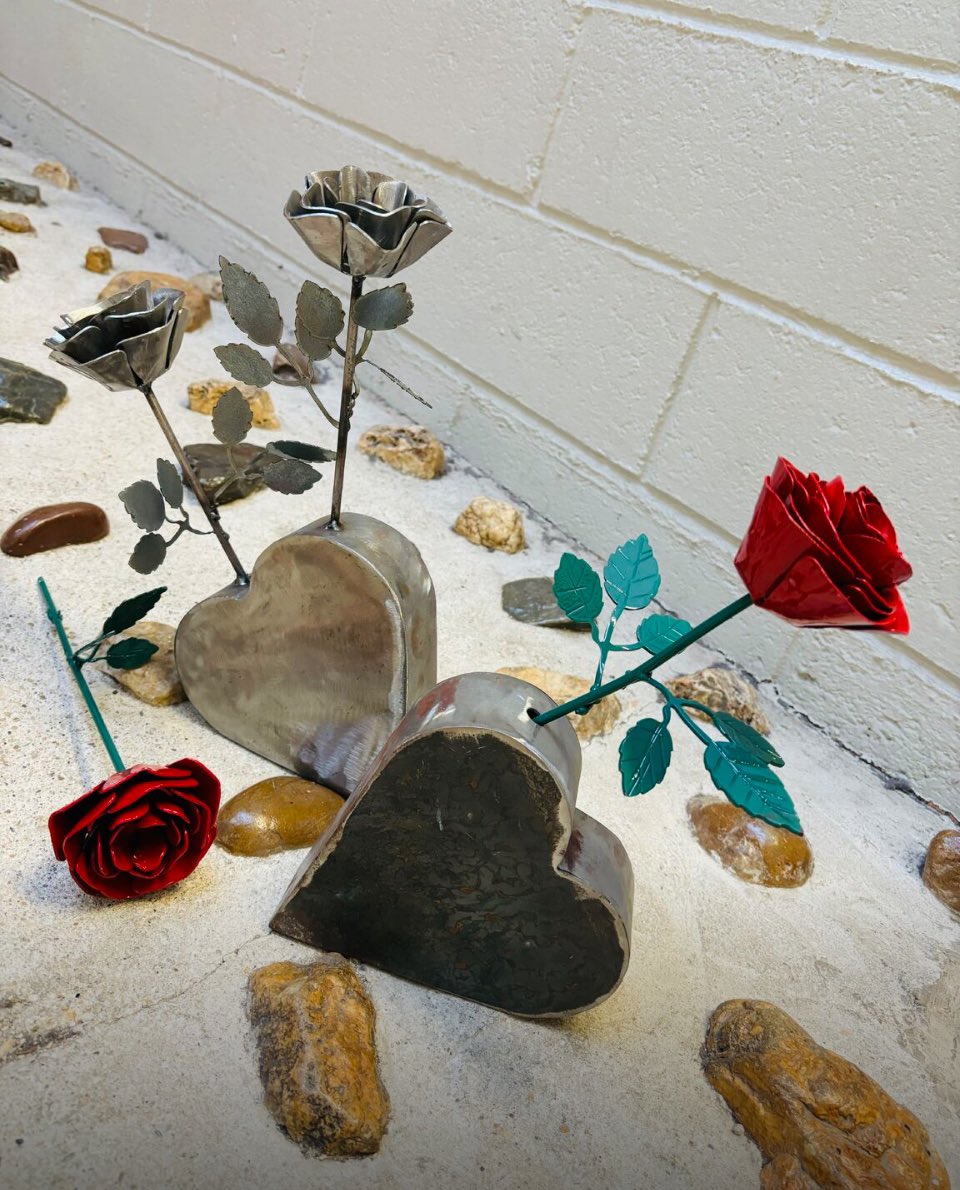 lyceejbClement's tweet photo. [Valentine'S Day ❤️ ]
Nos élèves @lyceejbClement classe de CAP 1ère année Réalisations Industrielles en Chaudronnerie ou Soudage - RICS, vous souhaitent une belle et heureuse Saint Valentin 🌹 .
#lycéeprofessionnel #voieprofessionnelle #CAP #industrie #chaudronnerie 
@aitrene1 https://t.co/C1lkeBTTzP