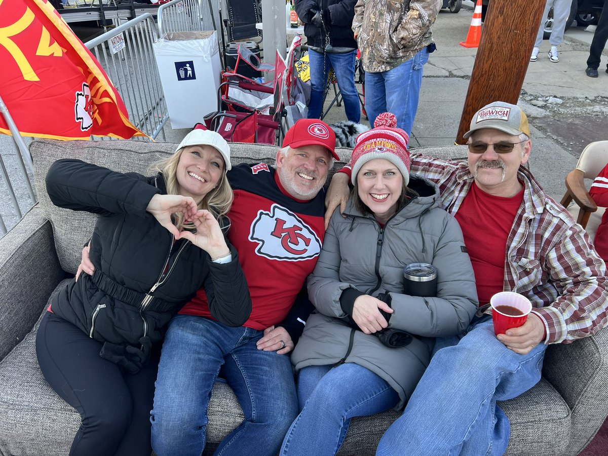 jackanstine_'s tweet photo. The Beckers and Laurines are in the love seat along the parade route! 

They say the love between Taylor and Travis is “inspirational”:

“This is like old Hollywood romance that you used to hear about. It’s a beautiful thing to see something inspirational.” @KSHB41 https://t.co/8wzT9wqrJn