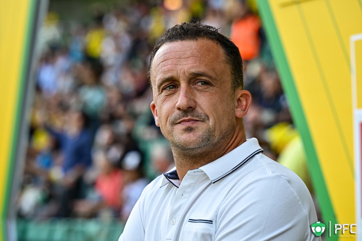 clappingmedia's tweet photo. 🗣 Pierre Aristouy sort du silence après son départ du FC Nantes🟡:

« Quand on est en novembre, qu’on est 10e et qu’on est viré, je considère que c’est une injustice […] La page n’est pas tournée du tout. Je suis convaincu que l’on aurait pu faire de jolies choses. »

« Il y a plein de choses qui n’ont pas été faites correctement. Me connaissant, je ne resterai pas muet. » 💥

(@sudouest)