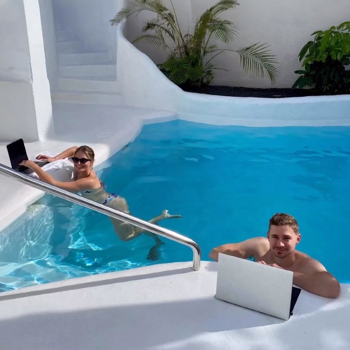 🌴👩‍💻👨‍💻 Poolside but still plugged in! Wrapped up our first-ever #SmarterQueueRetreat in the Canary Islands. From 11 countries to 1 epic location, we're more united & inspired than ever. Ready to bring our best for you! 🌍💡 #Teamwork #NeverStop #GlobalTeam