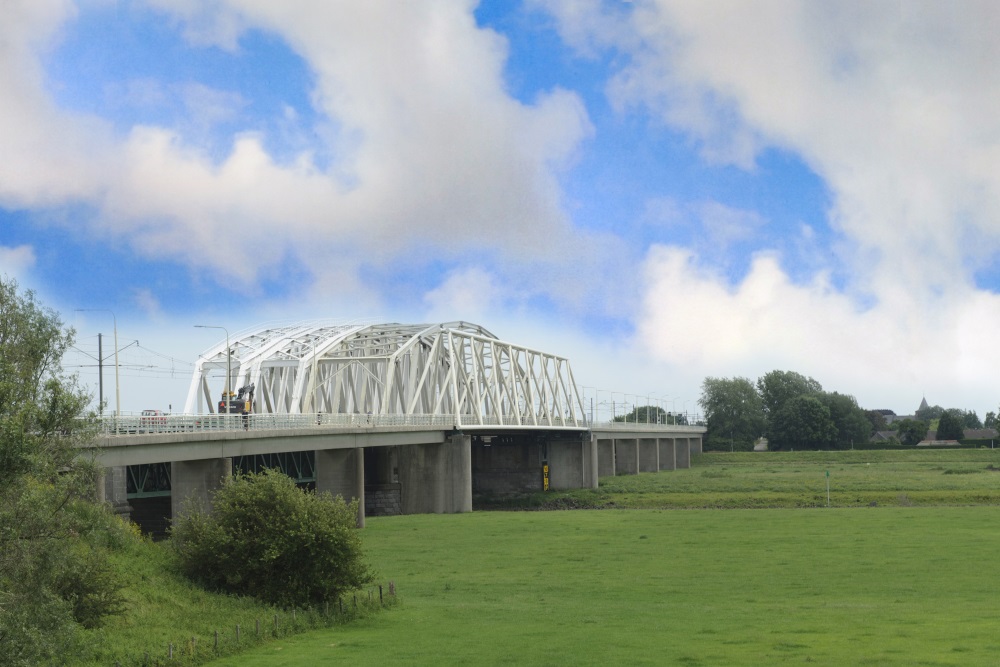 Door een spoedreparatie is de Westervoortse brug van woensdag op donderdag van 22.00 tot 7.00 u afgesloten voor alle verkeer. Het verkeer wordt omgeleid via de A12. Dit staat met borden aangegeven. De fietsbrug is wel te gebruiken.