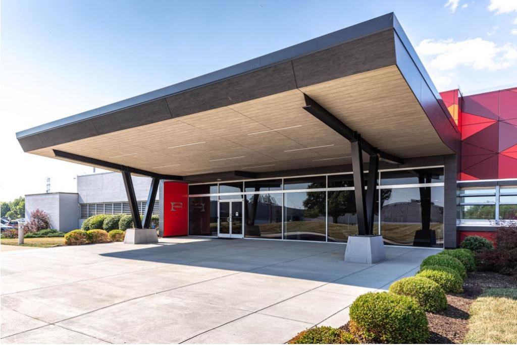 The entrance of Formica Corp HQ in Cincinnati is a marvel, thanks to Constandi Studio. Mark Constandi's design combines Trespa®'s vibrant reds and natural wood decors, achieving beauty without waste. Explore how they did it: trespa.com/inspiration/fo…