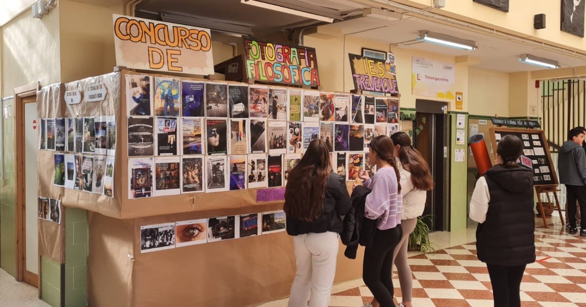 trevenqueies's tweet photo. El departamento de Filosofía organiza el I Concurso de fotografía filosófica del IES Trevenque, coincidiendo con la convocatoria de la Olimpiada Andaluza de Filosofía y en la que participarán los preseleccionados. Invitamos a la visita de la exposición acerca de ¿Qué es el Ocio? https://t.co/Pqb6MGX7cr