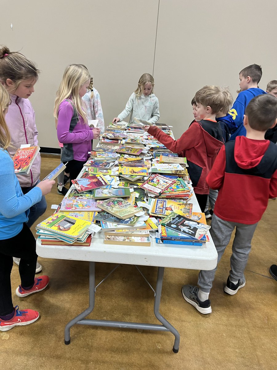MrsLaMottGrade3's tweet photo. We are so thankful for our @WinstedElem PTA sponsored book exchange!  So many fun, new books for us to take home and enjoy! 📚❤️ #HLWWProud #LakerProud  #HLWWLakers #3rdgrade #LakerLeaders #WeAreAllLakers https://t.co/2IcKPFMksY