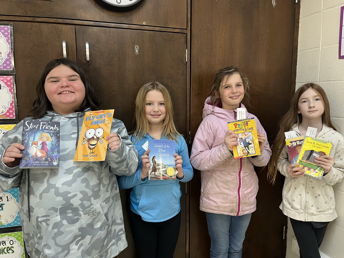 MrsLaMottGrade3's tweet photo. We are so thankful for our @WinstedElem PTA sponsored book exchange!  So many fun, new books for us to take home and enjoy! 📚❤️ #HLWWProud #LakerProud  #HLWWLakers #3rdgrade #LakerLeaders #WeAreAllLakers https://t.co/2IcKPFMksY