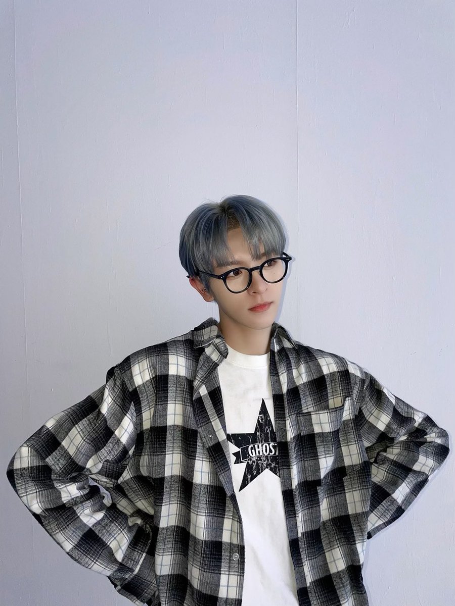nSSign_official's tweet photo. [#로렌스] 코스모! 1thek W.W.C 영상 다 봤나~
나 이제 0개국어에서 탈출!ㅋㅋㅋ
안경 쓰니까 뭐가 똑똑해 보이지 않니?
내일 봐!!

#엔싸인 #nSSign #LAURENCE https://t.co/FQA18fG5ff