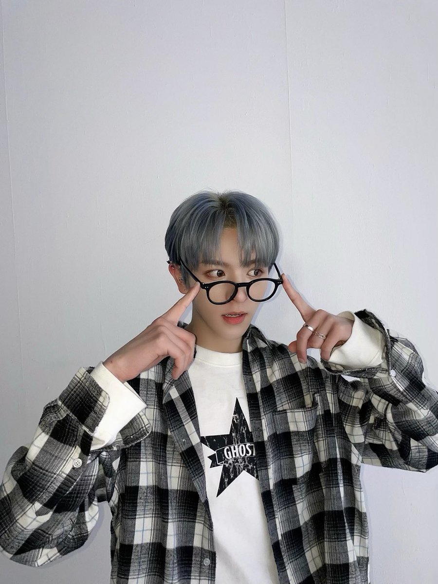 nSSign_official's tweet photo. [#로렌스] 코스모! 1thek W.W.C 영상 다 봤나~
나 이제 0개국어에서 탈출!ㅋㅋㅋ
안경 쓰니까 뭐가 똑똑해 보이지 않니?
내일 봐!!

#엔싸인 #nSSign #LAURENCE https://t.co/FQA18fG5ff