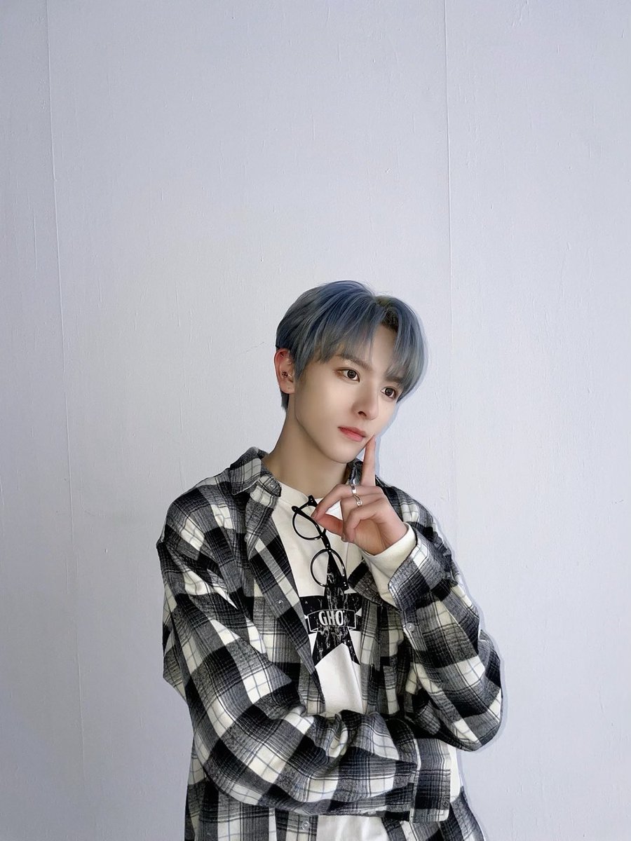 nSSign_official's tweet photo. [#로렌스] 코스모! 1thek W.W.C 영상 다 봤나~
나 이제 0개국어에서 탈출!ㅋㅋㅋ
안경 쓰니까 뭐가 똑똑해 보이지 않니?
내일 봐!!

#엔싸인 #nSSign #LAURENCE https://t.co/FQA18fG5ff