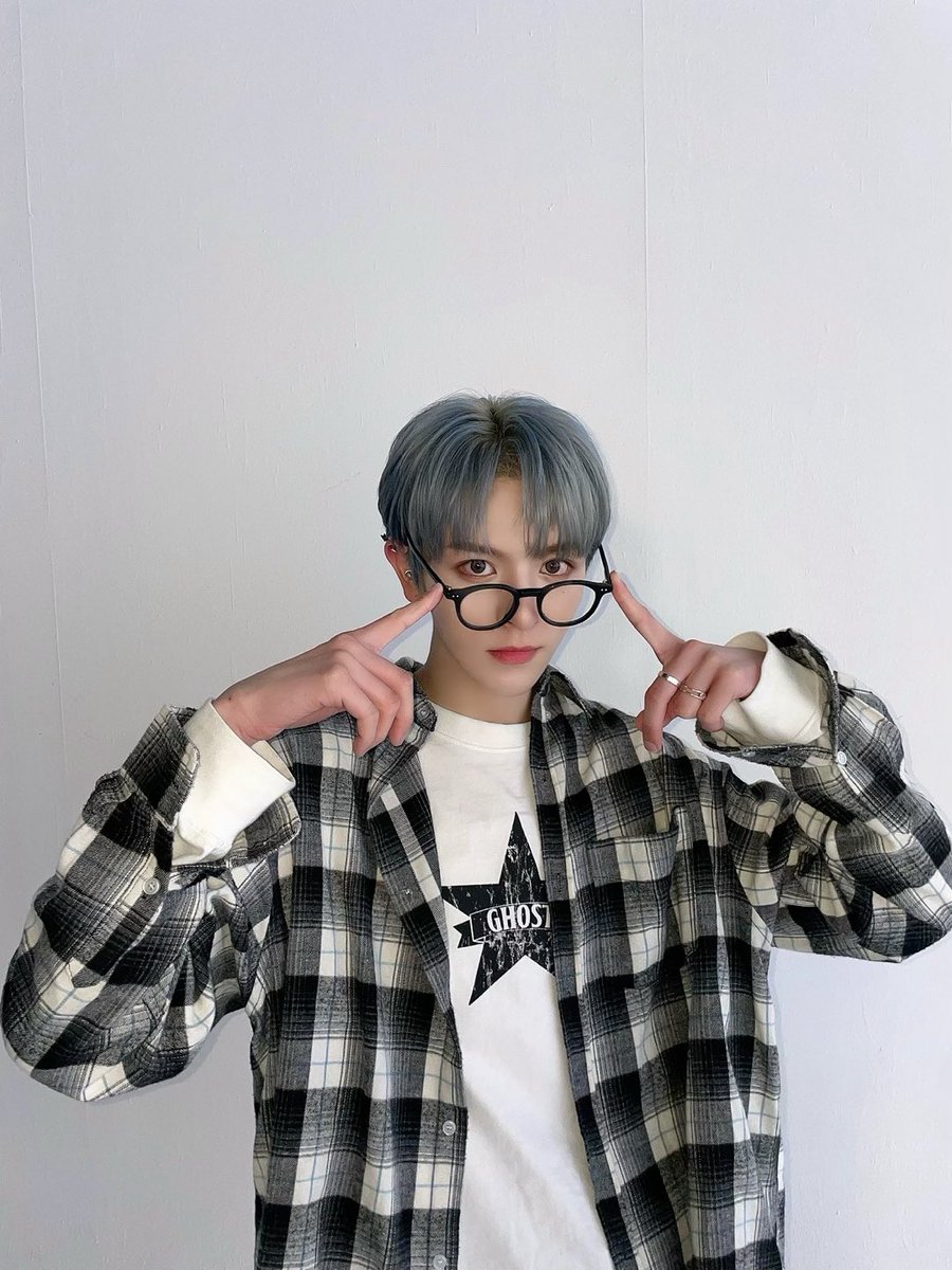nSSign_official's tweet photo. [#로렌스] 코스모! 1thek W.W.C 영상 다 봤나~
나 이제 0개국어에서 탈출!ㅋㅋㅋ
안경 쓰니까 뭐가 똑똑해 보이지 않니?
내일 봐!!

#엔싸인 #nSSign #LAURENCE https://t.co/FQA18fG5ff