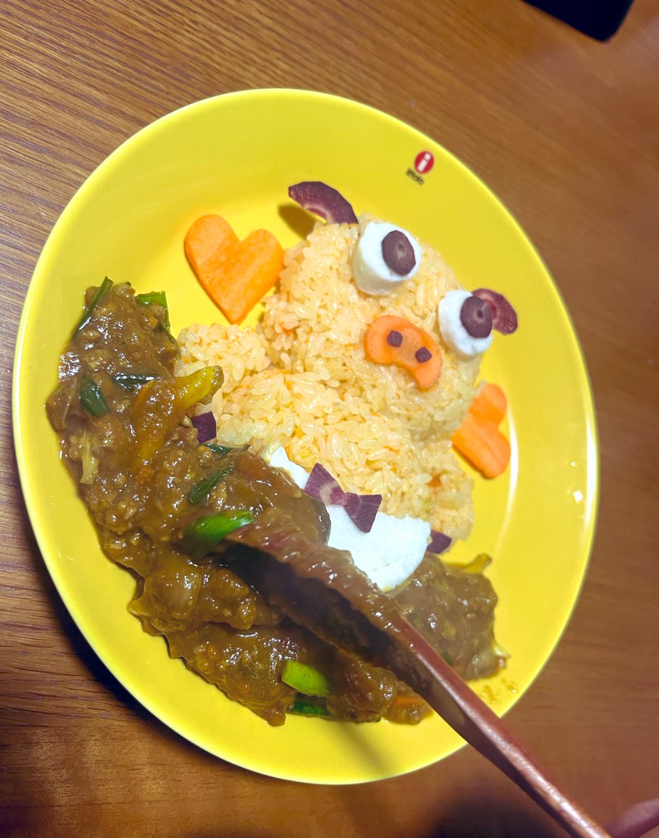 kanayoga1's tweet photo. パンパカパンツくんバレンタイン💘飯

カラダ:人参ごはん🥕
目:はんぺんと紫人参
鼻:人参🥕と紫人参
パンツ:はんぺんと紫人参
手足:紫人参

目のはんぺんが厚すぎたり、鼻のトップの形など、もうひと手間！はリベンジ！
とは言え、冷めたはんぺんがなんとも良い感じのパンツになりました😅 https://t.co/X1mapgVpW6