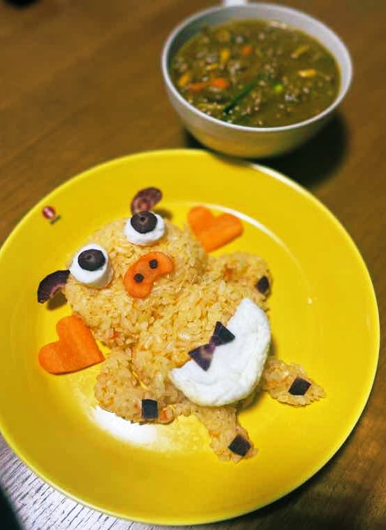 kanayoga1's tweet photo. パンパカパンツくんバレンタイン💘飯

カラダ:人参ごはん🥕
目:はんぺんと紫人参
鼻:人参🥕と紫人参
パンツ:はんぺんと紫人参
手足:紫人参

目のはんぺんが厚すぎたり、鼻のトップの形など、もうひと手間！はリベンジ！
とは言え、冷めたはんぺんがなんとも良い感じのパンツになりました😅 https://t.co/X1mapgVpW6