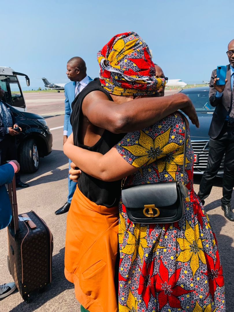 TopCongo's tweet photo. #RDC- football, l’international Congolais Héritier Luvumbu vient d’arriver à #Kinshasa en provenance de Kigali, via #Goma. Il a été accueilli au pied de l’avion par le Ministre des sports et loisirs, François Claude Kabulo Mwana Kabulo. Luvumbu a quitté le Rwanda cette nuit après avoir été suspendu par la fédération rwandaise de football association de toute activité liée au football sur son territoire pour avoir célébré son but en mettant sa main sur la bouche et 2 doigts sur la tempe pour dénoncer le silence de la communauté internationale face à l'agression de la #RDC par le Rwanda. Le contrat du joueur, qui courait jusqu'en mai, a été finalement résilié par Rayon sport du Rwanda