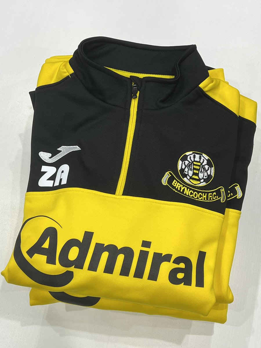 TEAMWEARUK's tweet photo. New 1/4 zip #joma mid-layer tops for @fc_minis U12s Boys. 🟡⚫️ https://t.co/ZSZLw9lcT2